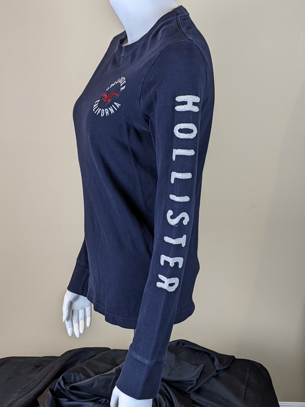 Hollister Women's small Long-Sleeve Logo Tee in Navy